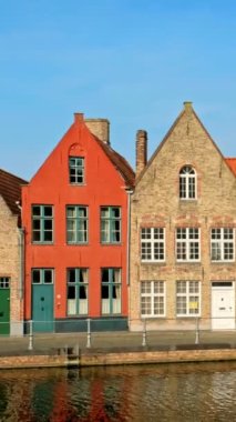 Belçika 'nın ünlü turist kasabası Bruges Brugge' de gün batımında eski evler ve kanallar. Kamera tavasıyla