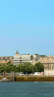 Belçika 'nın Scheldt Nehri üzerindeki Antwerp manzarası. Yatay kamera tavası