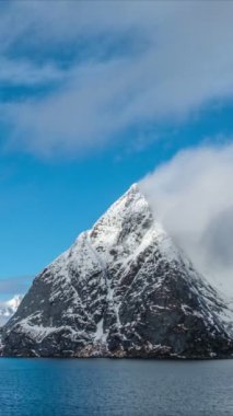 Norveç fiyortlarının ve dağların zamanı. Litl-Toppoya, Moskenes, Lofoten Adaları, Norveç