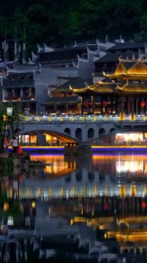 Çin turizm merkezi Feng Huang Antik Şehir Antik Kenti Tuo Jiang Nehri üzerindeki gece aydınlandı. Hunan Eyaleti, Çin. Kamera tavası