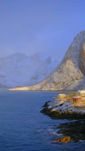 Slavné Kultovní Tradiční Rybářské Vesnice Hamnoy Lofoten Ostrovy Norsko Červenými — Stock video