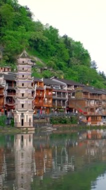 Çin turizm merkezi Feng Huang Antik Antik Antik Kent Tuo Jiang nehri kıyısında. Hunan Eyaleti, Çin. Yatay kamera görüntüleme