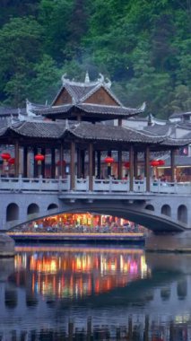 Çin turizm merkezi Feng Huang Antik Şehir Antik Şehir Köprüsü Tuo Jiang Nehri üzerinde gece aydınlandı. Hunan Eyaleti, Çin