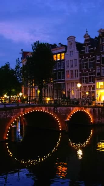 夜幕降临时 阿姆斯特丹城景的夜景闪烁着运河 桥梁和中世纪房屋的光芒 荷兰阿姆斯特丹 相机盘 — 图库视频影像