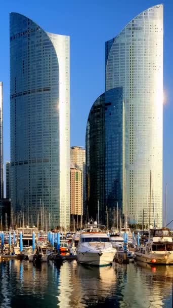 Busan Marina Med Yachter Marine City Skyskrapor Med Reflektion Sydkorea — Stockvideo
