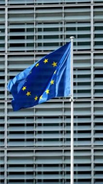 Avrupa Birliği bayrakları Berlaymont binası önünde, Avrupa Komisyonu 'nun Brüksel' deki genel merkezi
