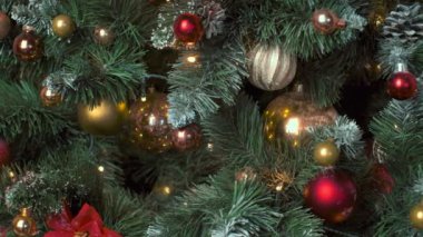 Noel kutlaması tatil geçmişi - Noel ağacı süslemesi süslenmiş Noel ağacının üzerindeki noel balosu, kış tatilleri birleşmesi. Kamyon kaydırma atışı