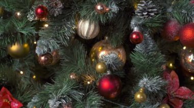 Noel kutlaması tatil geçmişi - Noel ağacı süslemesi süslenmiş Noel ağacının üzerindeki noel balosu, kış tatilleri birleşmesi. Kamyon kaydırma atışı