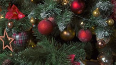 Noel kutlaması tatil geçmişi - Noel ağacı süslemesi süslenmiş Noel ağacının üzerindeki noel balosu, kış tatilleri birleşmesi. Kamyon kaydırma atışı