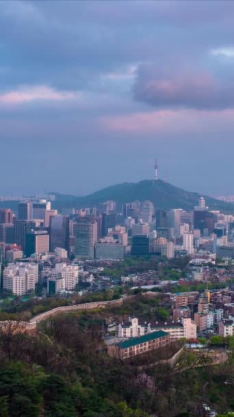 首尔市中心的城市景观和南山首尔塔从仁旺山经过的空中时间是昼夜交替的 Seoul South Korea — 图库视频影像