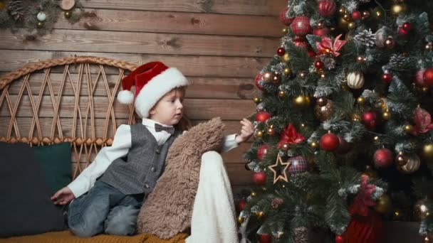 Lindo Chico Santa Claus Sombrero Jugando Con Navidad Adornos Baubles — Vídeos de Stock