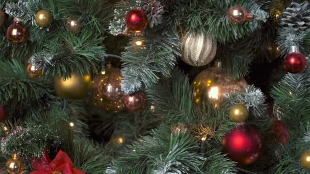 圣诞庆祝的背景 圣诞树装饰上装饰着圣诞彩球 寒假如日中天 卡车滑行射击 — 图库视频影像