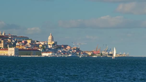 夕日のヨット観光船でアルマダからタガス川を渡ってリスボンの景色 ポルトガルのリスボン — ストック動画
