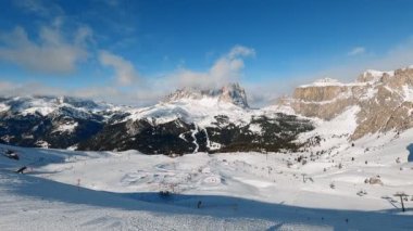 İtalya 'da Dolomitler' de kayak yapan insanların olduğu bir kayak merkezi manzarası. Kayak alanı Belvedere. Canazei, İtalya. Yatay kamera tavası