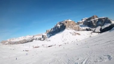 Birinci şahıs bakış açısı FPV birinci şahıs bakış açısı Dolomitlerdeki alp kayak POV 'u. İtalya 'da Dolomitler' de kayak yapan insanlarla kayak merkezi. Kayak alanı Belvedere. Canazei, İtalya