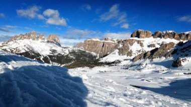 İtalya 'daki Dolomitler' de kayak yapan insanlarla dolu bir kayak merkezinin zaman çizelgesi. Kayak alanı Belvedere. Canazei, İtalya