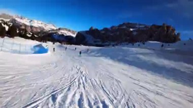 Dolomitlerdeki alp disiplini kayak POV 'unun birinci şahıs bakış açısını ileri saralım. İtalya 'da Dolomitler' de kayak yapan insanlarla kayak merkezi. Kayak alanı Belvedere. Canazei, İtalya