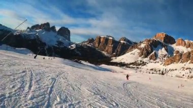 Dolomitlerdeki alp disiplini kayak POV 'unun birinci şahıs bakış açısını ileri saralım. İtalya 'da Dolomitler' de kayak yapan insanlarla kayak merkezi. Kayak alanı Belvedere. Canazei, İtalya