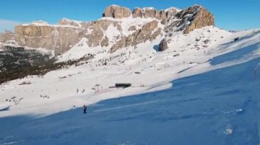 Birinci şahıs bakış açısı FPV birinci şahıs bakış açısı Dolomitlerdeki alp kayak POV 'u. İtalya 'da Dolomitler' de kayak yapan insanlarla kayak merkezi. Kayak alanı Belvedere. Canazei, İtalya