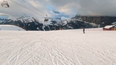 Birinci şahıs bakış açısı FPV birinci şahıs bakış açısı Dolomitlerdeki alp kayak POV 'u. İtalya 'da Dolomitler' de kayak yapan insanlarla kayak merkezi. Kayak alanı Belvedere. Canazei, İtalya
