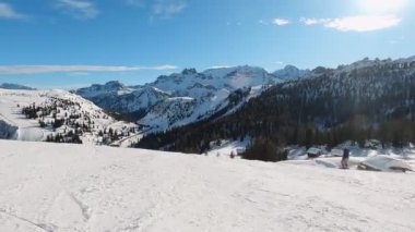 Birinci şahıs bakış açısı FPV birinci şahıs bakış açısı Dolomitlerdeki alp kayak POV 'u. İtalya 'da Dolomitler' de kayak yapan insanlarla kayak merkezi. Kayak alanı Belvedere. Canazei, İtalya