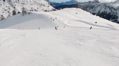 Birinci şahıs bakış açısı FPV birinci şahıs bakış açısı Dolomitlerdeki alp kayak POV 'u. İtalya 'da Dolomitler' de kayak yapan insanlarla kayak merkezi. Kayak alanı Belvedere. Canazei, İtalya