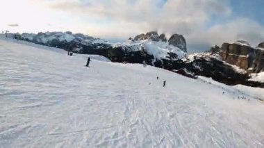 Dolomitlerdeki alp disiplini kayak POV 'unun birinci şahıs bakış açısını ileri saralım. İtalya 'da Dolomitler' de kayak yapan insanlarla kayak merkezi. Kayak alanı Belvedere. Canazei, İtalya