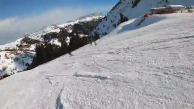 Dolomitlerdeki alp disiplini kayak POV 'unun birinci şahıs bakış açısını ileri saralım. İtalya 'da Dolomitler' de kayak yapan insanlarla kayak merkezi. Kayak alanı Belvedere. Canazei, İtalya