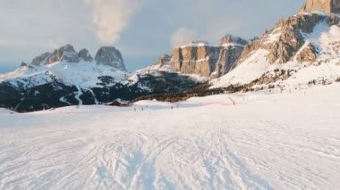 Birinci şahıs bakış açısı FPV birinci şahıs bakış açısı Dolomitlerdeki alp kayak POV 'u. İtalya 'da Dolomitler' de kayak yapan insanlarla kayak merkezi. Kayak alanı Belvedere. Canazei, İtalya