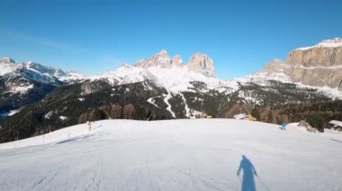 Birinci şahıs bakış açısı FPV birinci şahıs bakış açısı Dolomitlerdeki alp kayak POV 'u. İtalya 'da Dolomitler' de kayak yapan insanlarla kayak merkezi. Kayak alanı Belvedere. Canazei, İtalya
