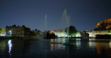 Gece Jodhpur: çeşmeli göl manzarası ve Mehrangarh Kalesi. Rajasthan, Hindistan. Yatay kamera görüntüleme