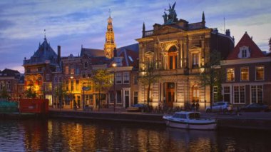 Akşamları Spaarne Nehri 'nin Haarlem rıhtımında ortaçağ binaları olur. Haarlem, Hollanda