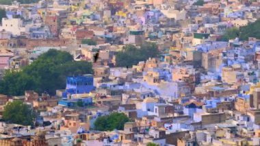 Jodhpur, Blue City hava manzaralı. Mavi boyalı evler ve kuşlar sabah Brahmin evlerinin üzerinde uçuyor, Mehrangarh Kalesi, Rajasthan, Hindistan manzaralı. Kamera yatay tavası