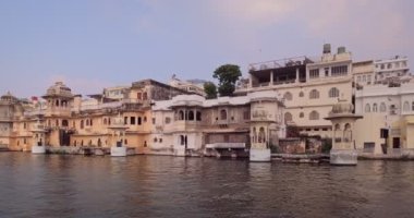 Udaipur Lal Ghat eski evler ve tekne manzarası var. Mewar Hanedanı 'nın Rajput mimarisi Hindistan' ın turistik yapısını yönetiyor. İnanılmaz bir Hindistan. Yatay kamera kamyonu