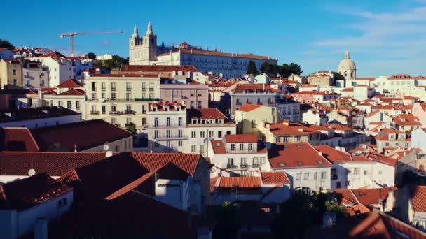 アルファマ旧市街地区 クルーズライナー 移動雲の上にミラドーロ サンタ ルジア観光の観点からリスボンの有名な景色をご覧ください ポルトガルのリスボン カメラパン — ストック動画