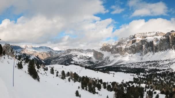 イタリアのドロマイトでスキーをする人々とスキーリゾートを眺める ベルヴェデーレのスキー場 カナイア イタリア 横カメラ — ストック動画