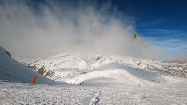 意大利Dolomites滑雪场的滑雪者与滑雪者一起滑行的时间 — 图库视频影像