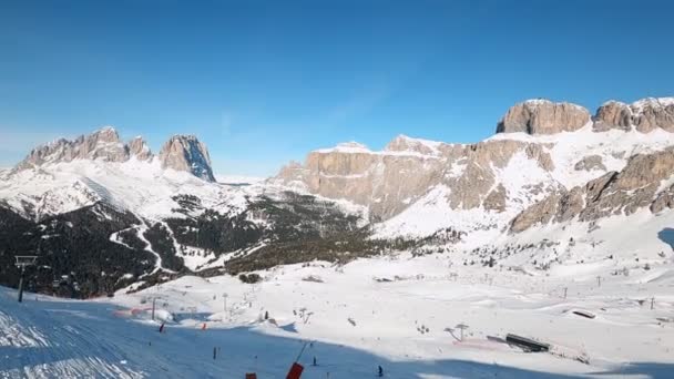 在意大利的多洛美兹 一个滑雪胜地和人们一起滑雪的景象 Ski区Belvedere 意大利 卡纳齐 水平摄像盘 — 图库视频影像