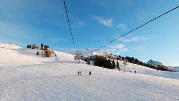 Kablolu Sandalyede Kayak Kaldırmanın Fpv Bakış Açısı Dolomitlerde Alp Kayağı — Stok video