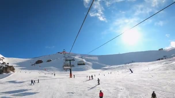 高山滑雪时缆绳座椅滑行升降的快速前向效果第一人称视野Fpv视点 滑雪场有许多人在白云石滑雪 Ski区Belvedere 意大利Canazei — 图库视频影像
