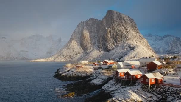 Berühmte Traditionelle Fischerdorf Hamnoy Auf Den Lofoten Norwegen Mit Roten — Stockvideo