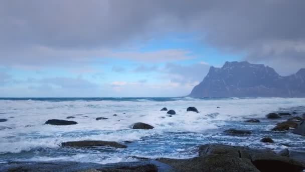 Rochas Praia Fiorde Mar Norueguês Inverno Com Neve Praia Utakliev — Vídeo de Stock