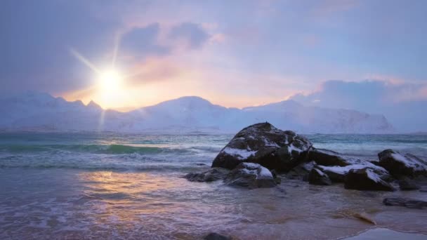 해변의 노르웨이 바다에 일몰에 Skagsanden Lofoten 노르웨이 — 비디오