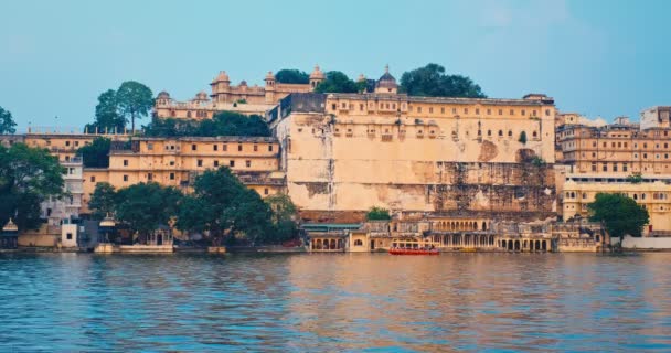 Udaipur City Palace Vista Dal Lago Pichola Tramonto Con Barca — Video Stock