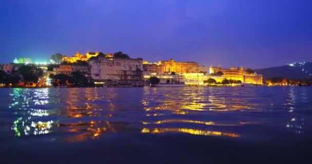 日落时分 乌代普尔宫坐落在美丽的皮科罗湖畔 拉贾斯坦邦梅瓦尔王朝统治者的拉贾普建筑 水波反映了城市的夜景 印度Udaipur — 图库视频影像