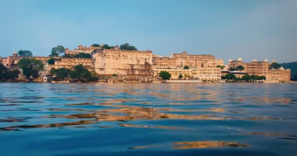 日落时分 乌代普尔宫从皮科拉湖眺望 贾格尼瓦是拉贾斯坦邦梅瓦尔王朝统治者拉贾普建筑的一个例子 拉贾斯坦邦是印度著名的旅游胜地 难以置信的印度传统 — 图库视频影像