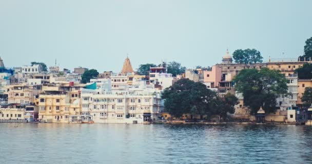 Udaipur Lal Ghat和豪华的Udaipur市政厅用旅游船俯瞰Pichola湖 拉杰普特的美战王朝统治主义印度地标建筑 难以置信的印度水平摄像盘 — 图库视频影像