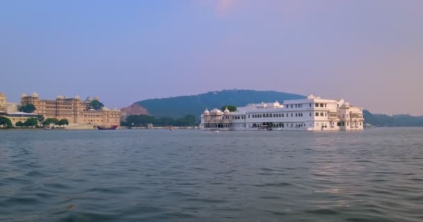 Вид Городской Дворец Удайпур Движущейся Лодки Озере Пичола Роскошный Дворец — стоковое видео