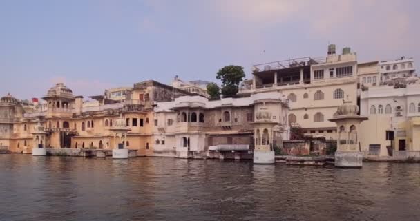 Удайпур Лал Гат Старые Дома Haveli Вид Лодки Раджпутская Архитектура — стоковое видео
