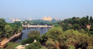 Pichola Gölü 'nün Jag Mandir Gölü Bahçesi Sarayı, Lake Palace (Jag Niwas) ve teleferik halatından şehir sarayı manzarası. Udaipur, Rajasthan, Hindistan. Yatay izleme görüntüsü